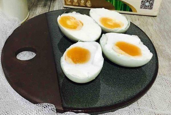 教你做咸鸭蛋，保证个个好吃，喜欢咸鸭蛋的快过来，一般人我不说