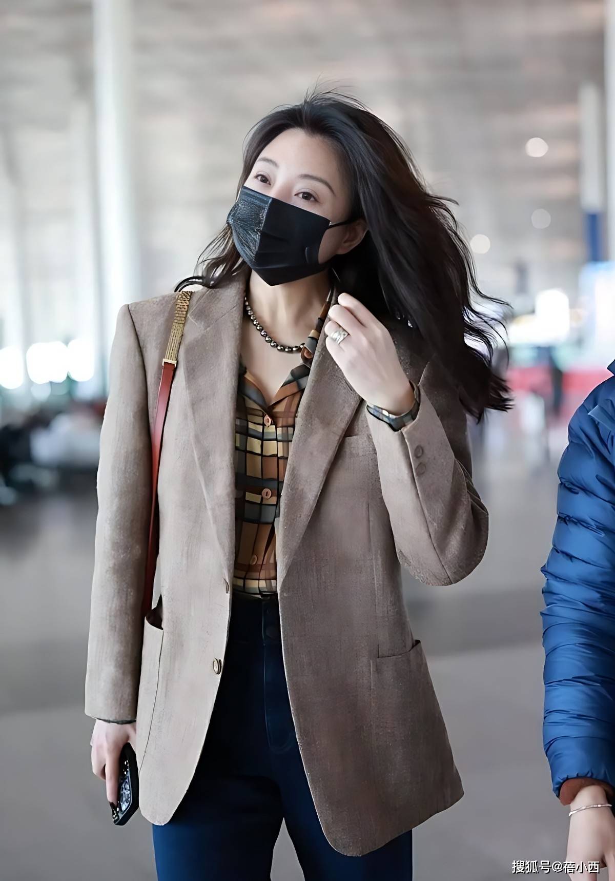 被殷桃惊艳到了！女人过了40岁少穿牛仔裤+T恤，学这样打扮更时髦