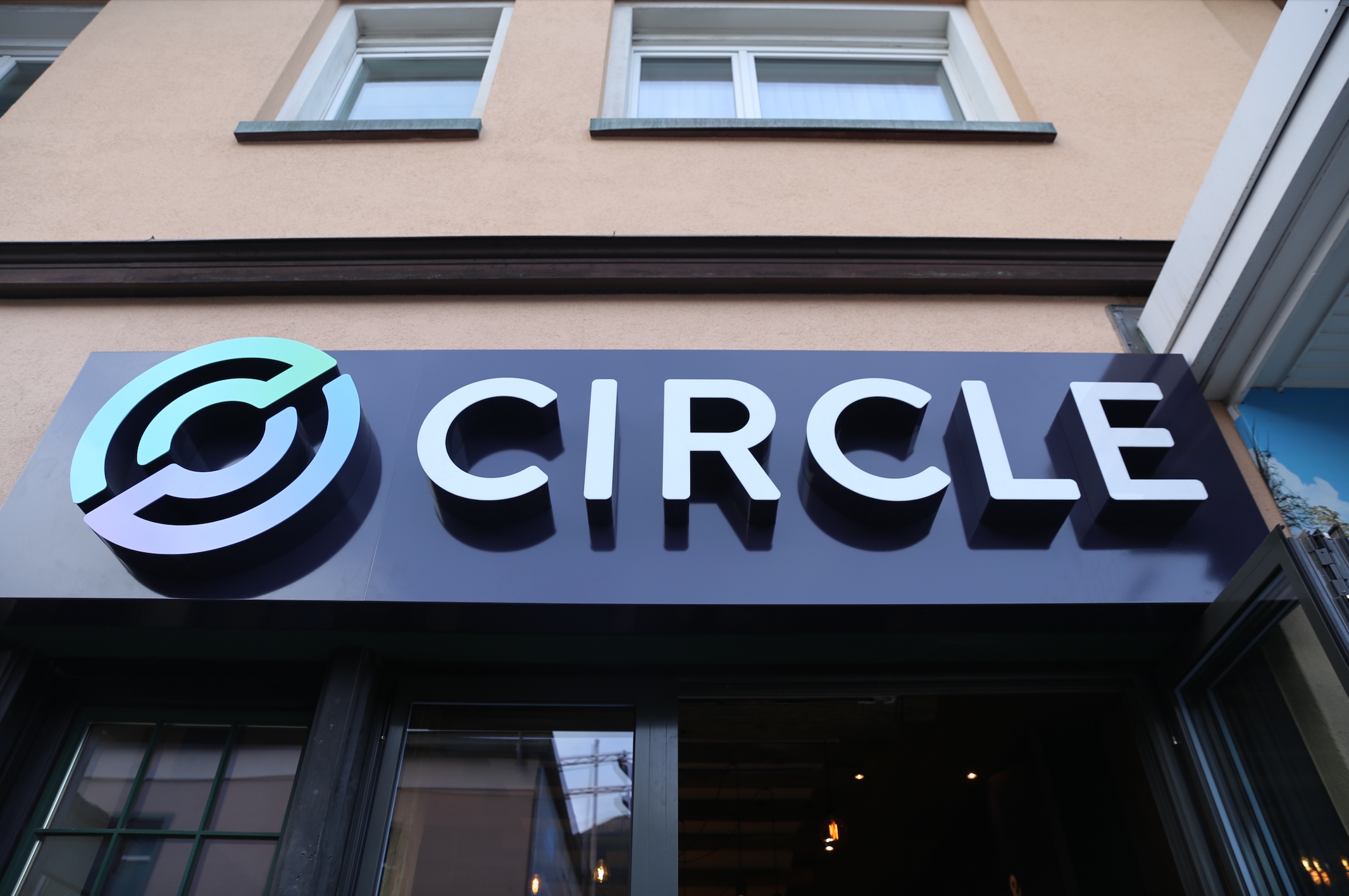 Circle上市：募资11亿，稳定币USDC龙头起飞？