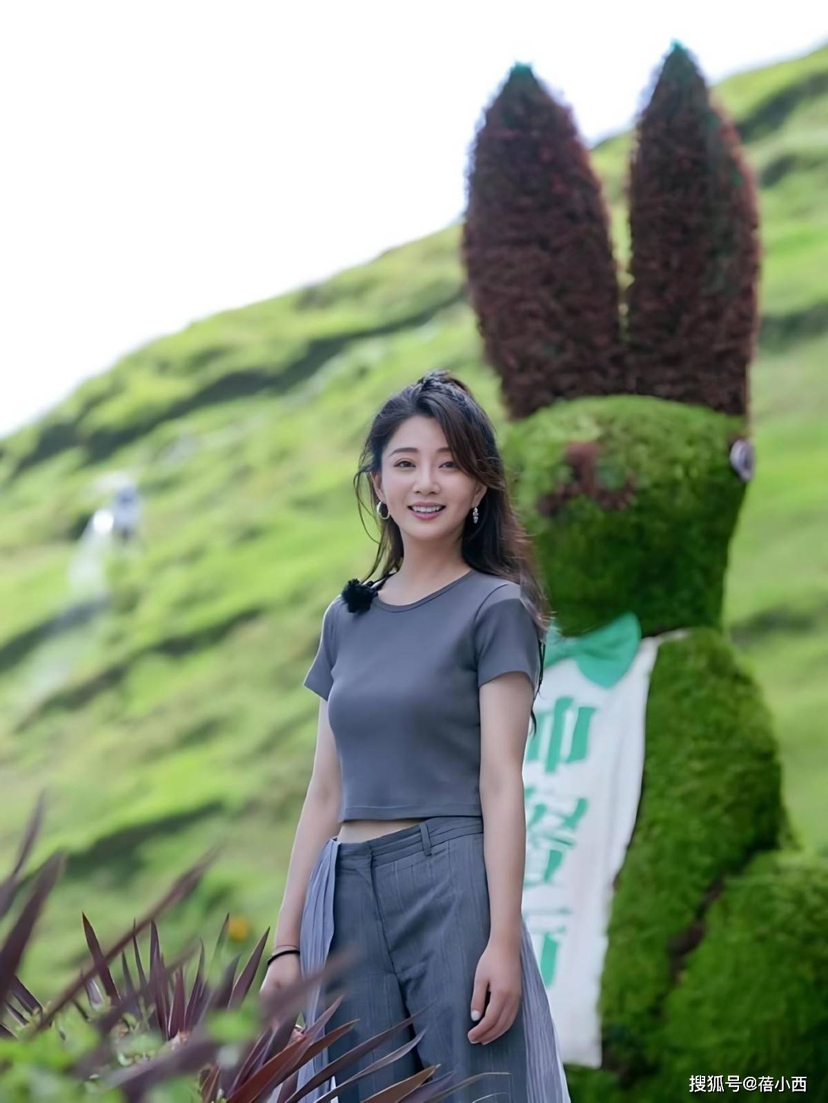 女人过了40岁，少穿牛仔裤+T恤，学“殷桃”的穿搭，时髦又洋气