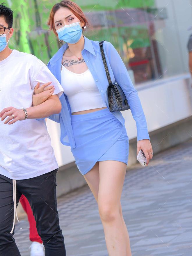 街拍：浅蓝色套装裙子，从背后看很优雅，从正面看很休闲