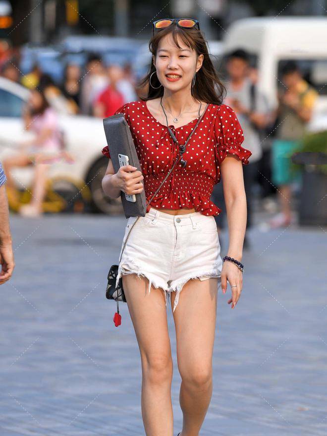 波点图案红色搭配纯白牛仔短裤，时尚青春，街头可爱的姑娘就是你