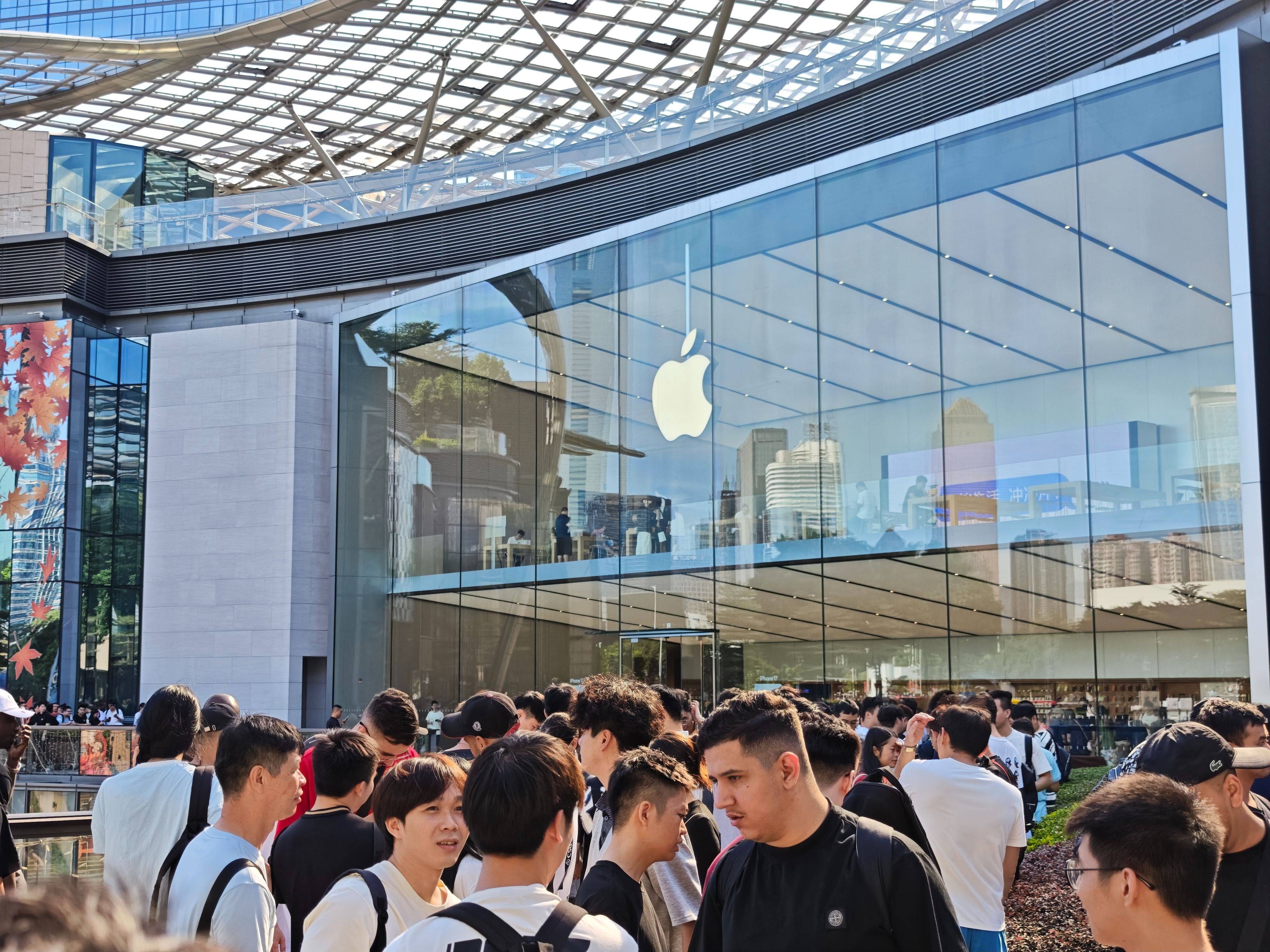 Pro Max加价千元抢购！iPhone 17系列提货首日，广州天环广场Apple门店火爆！