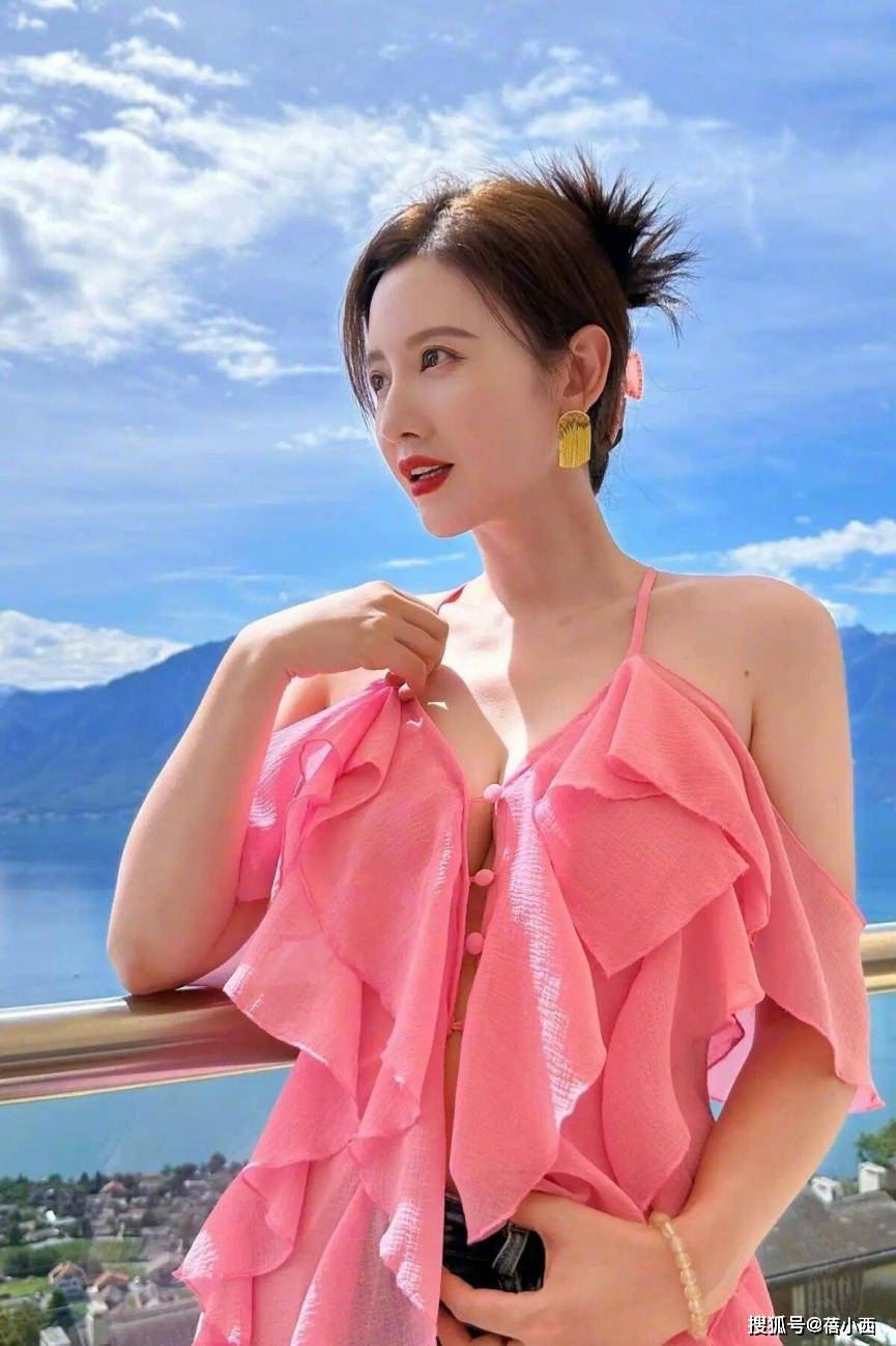 44岁张萌太丰满，穿吊带衫都兜不住好身材，我感慨资本真的会选人