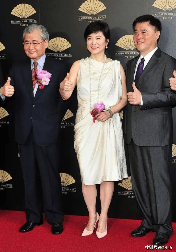 林青霞剪了超短发减龄20岁，穿白色连衣裙超显贵，完全没有大妈味