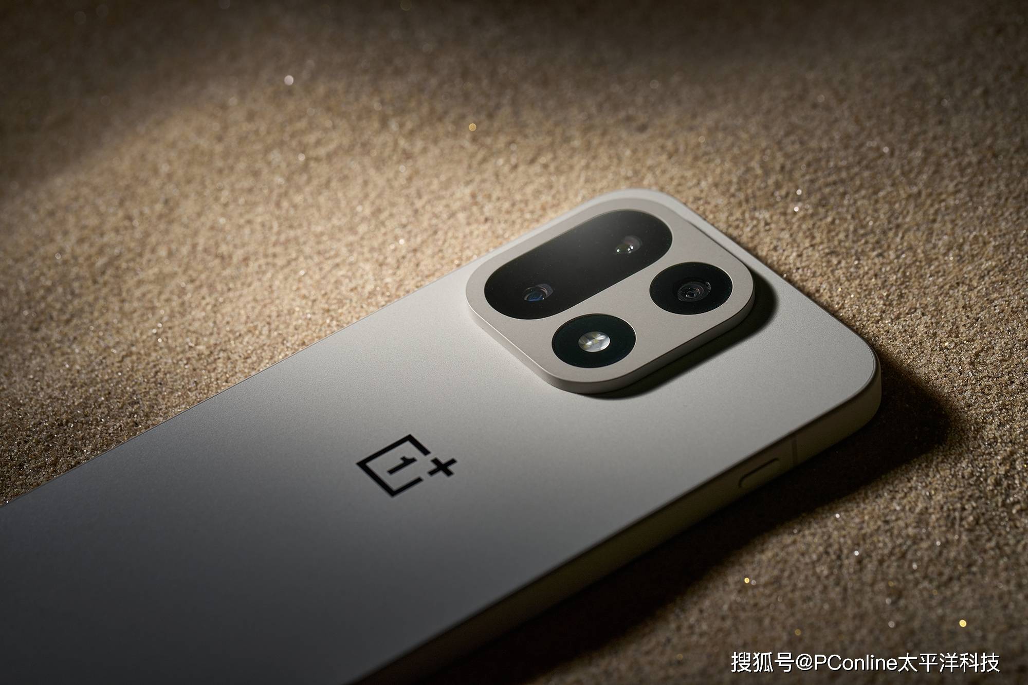 鲜Phone画报:一加15沙丘美学赋能科技旗舰