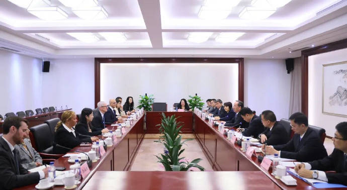 工信部部长李乐成会见苹果CEO库克 库克承诺加大在华投资