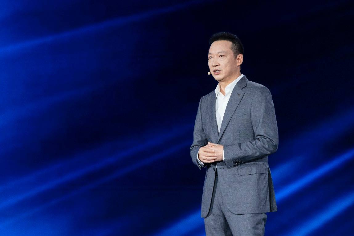 荣耀MagicOS 10定义AI OS新范式：阿尔法战略下的生态共进化革命