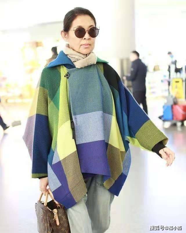 倪萍瘦身后真洋气,穿宽松毛衣+牛仔裤走机场,拿LV包包不像66岁