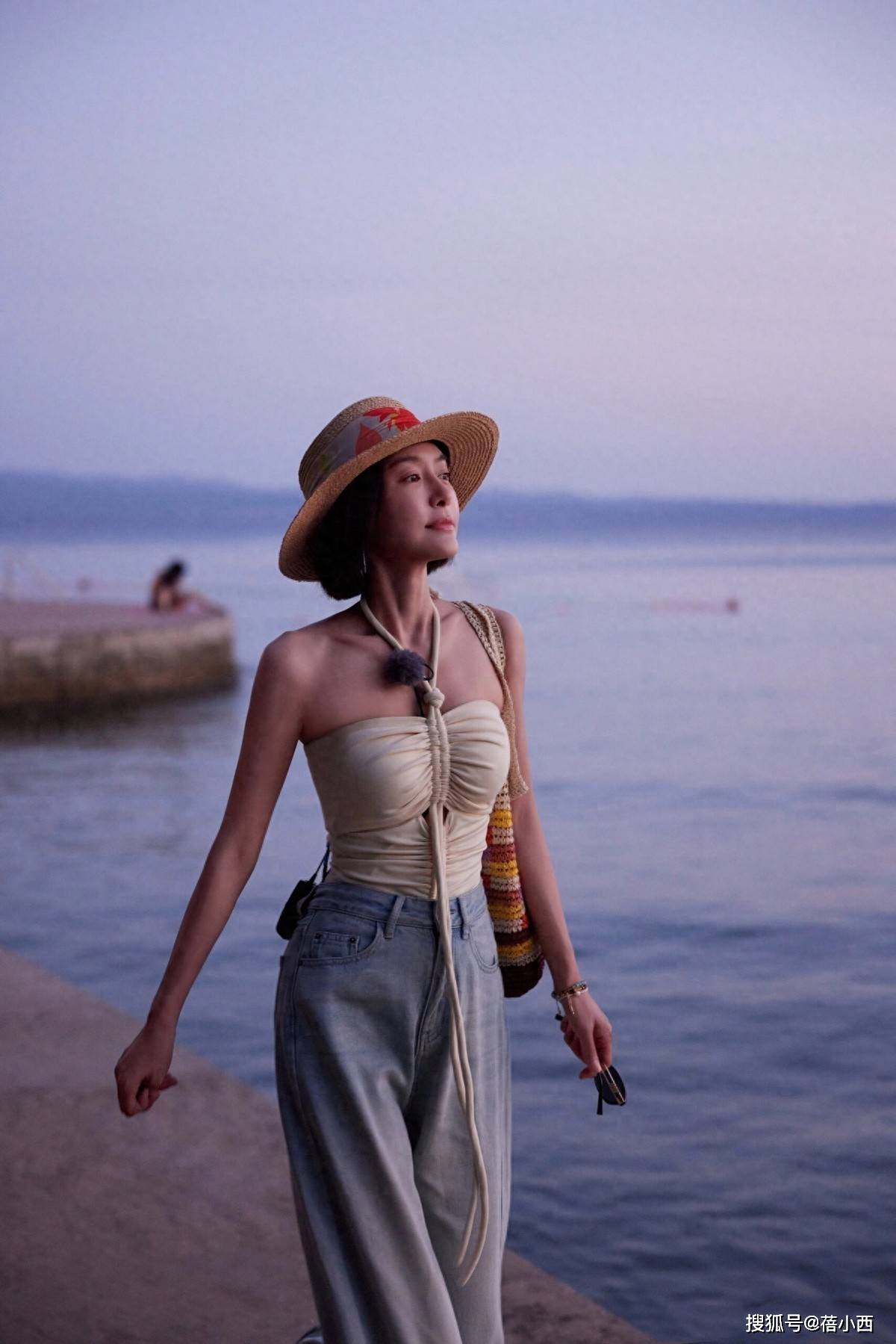 46岁秦岚太丰满了,在海边穿抹胸都兜不住,我感慨自律的女人真美