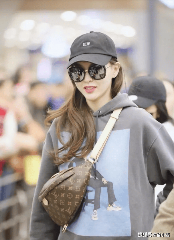 唐嫣高级感无敌了,连穿卫衣配紧身裤都这么有大牌范,美出国际范