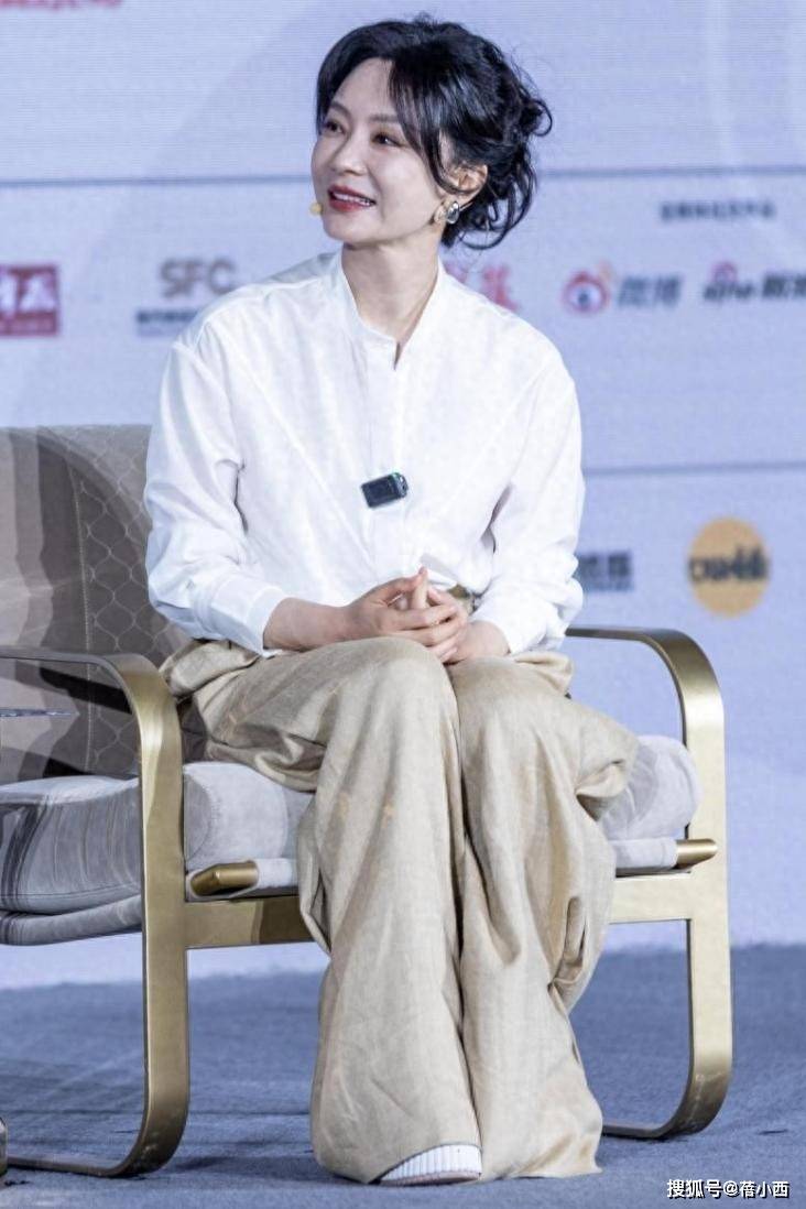 48岁“陈数”带火了70后新穿搭:白衬衫+阔腿裤,时髦洋气又显贵