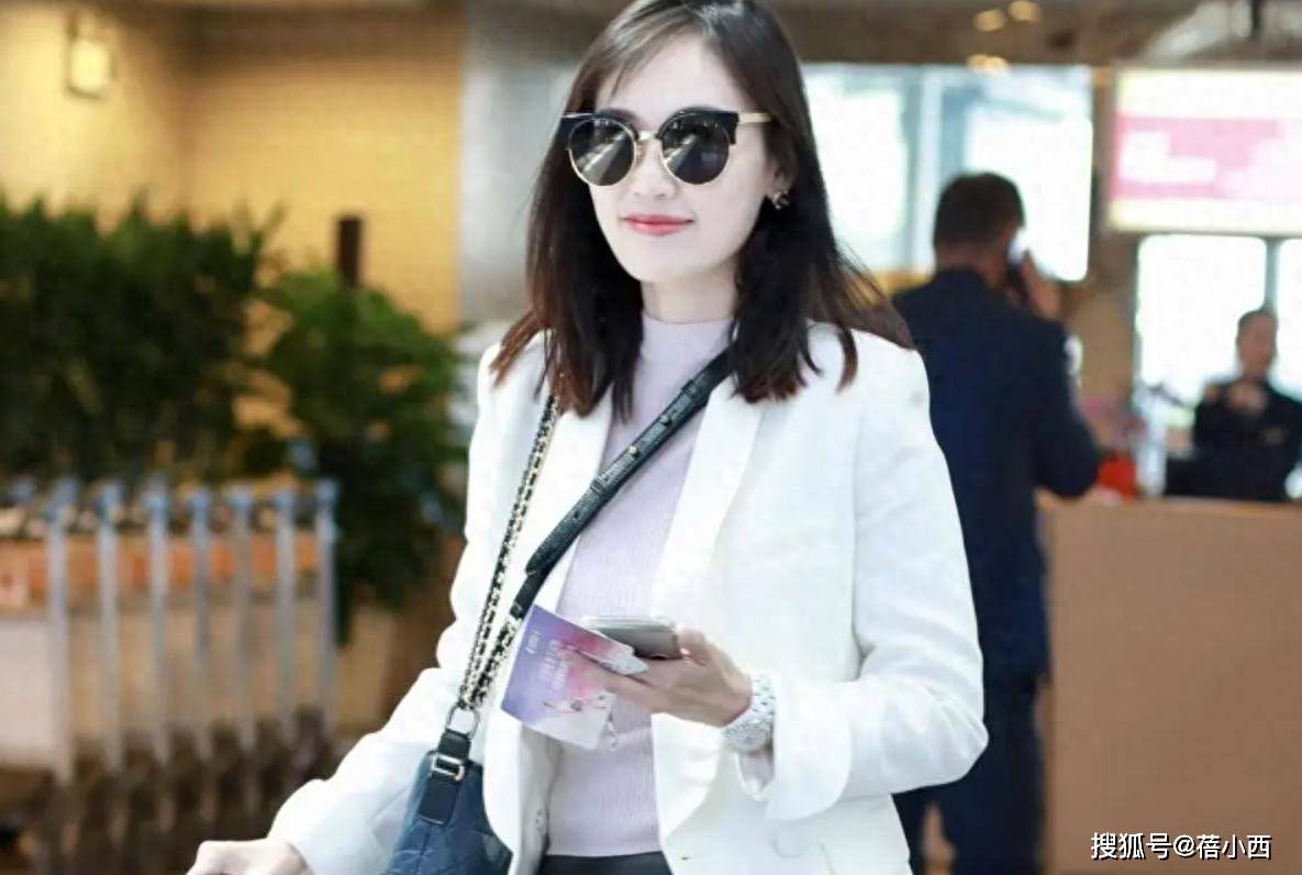 马蓉离开王宝强9年后更美了,走机场不忘秀玉女腿,越活越像明星