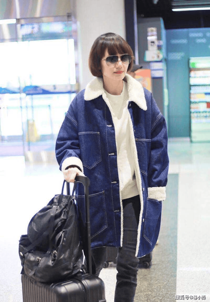袁泉又带火了秋冬新穿法:羊羔毛外套+紧身裤+马丁靴,洋气又减龄