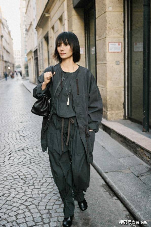 48岁“袁泉”带火了一种新穿搭：肥大外套+宽松裤子，洋气又减龄