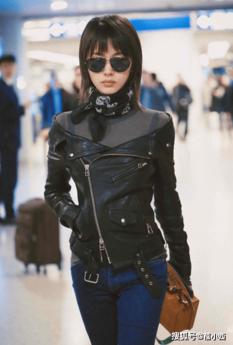 看了王子文的穿搭，我悟了：短外套不配半身裙、小白鞋，才更时髦