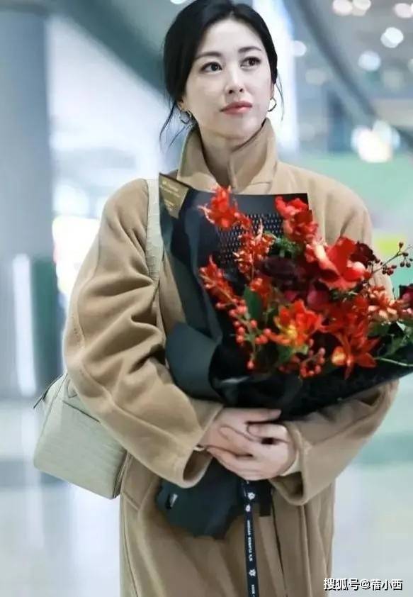 被朱珠惊艳到了！穿大衣不配半身裙、高跟鞋，这样打扮更时髦高级