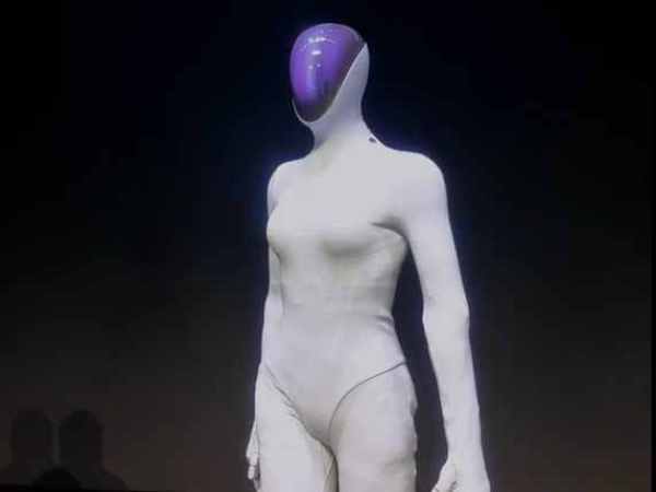 女性人形机器人藏真人？何小鹏公开内部构造