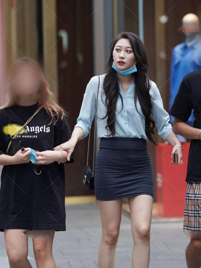 浅蓝色衬衫搭配深蓝色裙子，休闲职业装，展现气质又显随意