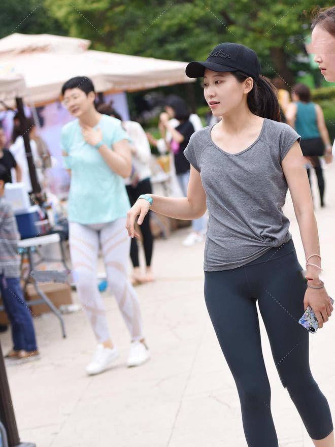 灰色T恤搭配黑色健美裤，健身时的完美搭档，帮你快速减脂减重