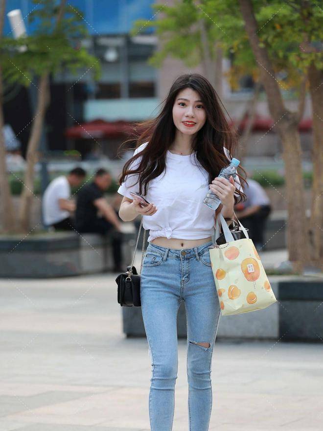 浅蓝牛仔裤的搭配技巧，这些小tips，帮你轻松提升造型高级感