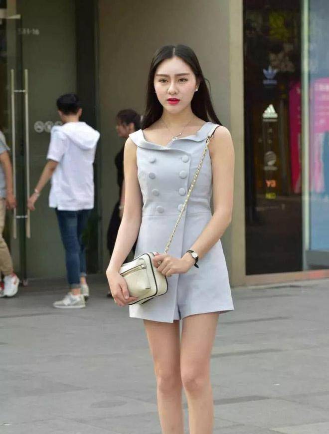 气质小姐姐真会穿搭，一身浅蓝色背带连衣裤搭配，穿出都市休闲风