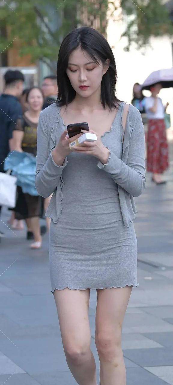 气质简约的灰色花边短裙，搭配铆钉平底鞋穿搭，优雅知性显魅力