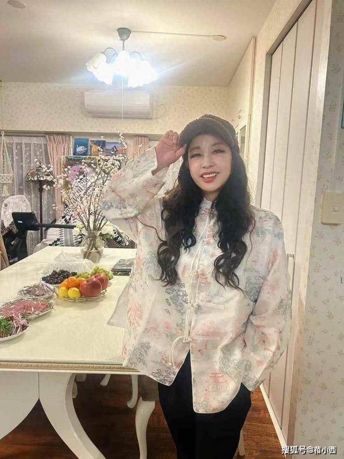 75岁“刘晓庆”再次扮嫩成功，烫了长卷发穿新中式，状态嫩回45岁