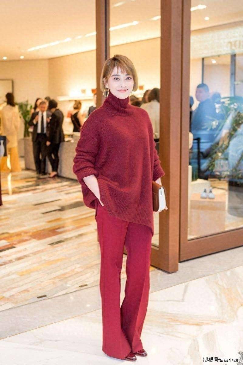 50岁梅婷新剪了波波头年轻25岁，穿毛衣+阔腿裤，美得像换了个人