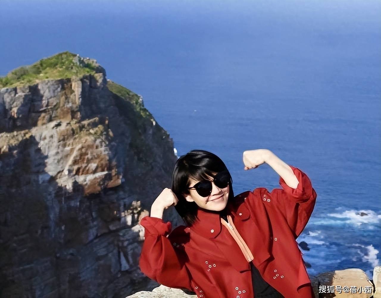 56岁“许晴”又去国外旅游！穿风衣+皮裤+短发，时髦洋气又减龄
