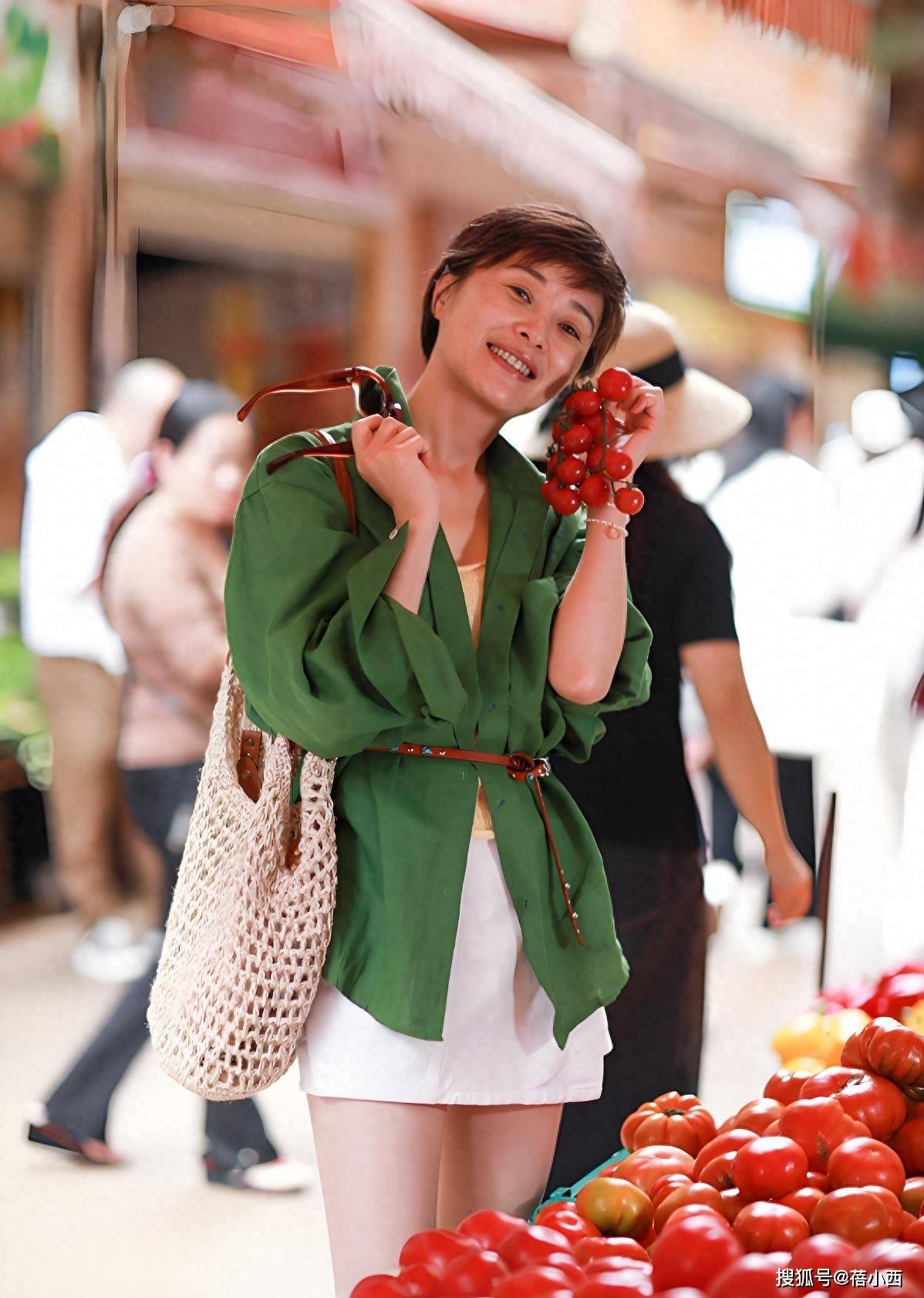 53岁吴越去买菜带火了一种简约穿搭，中年女性跟着穿，时髦又优雅