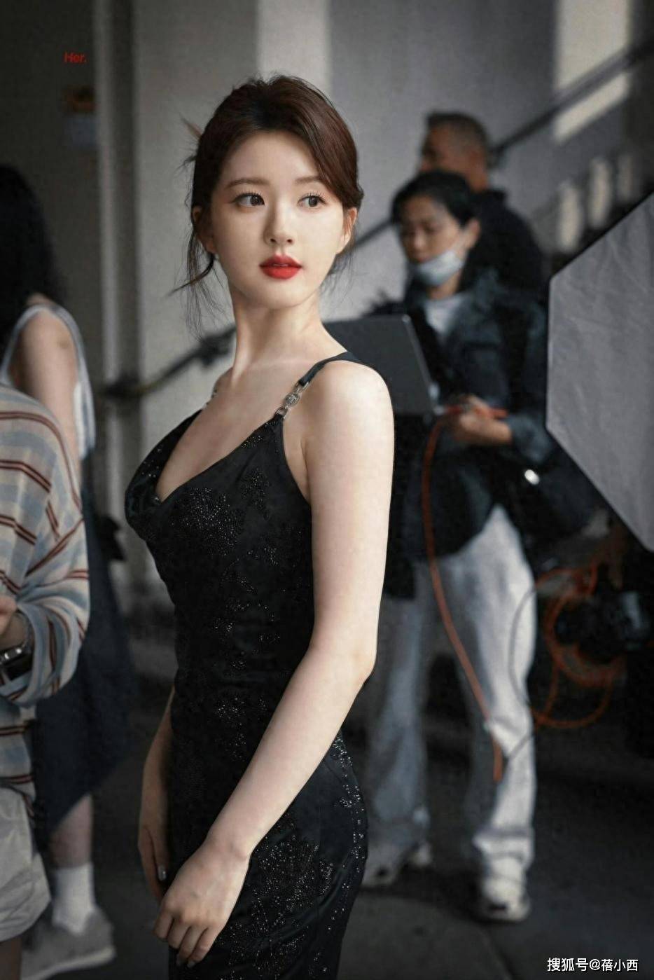 27岁赵露思太丰满，黑色贴身裙都兜不住好身材，难怪直男都喜欢她