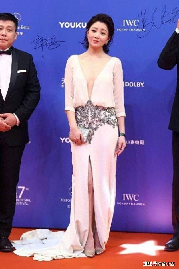 46岁殷桃太丰满，穿白色深V裙都兜不住好身材，难怪直男都喜欢她