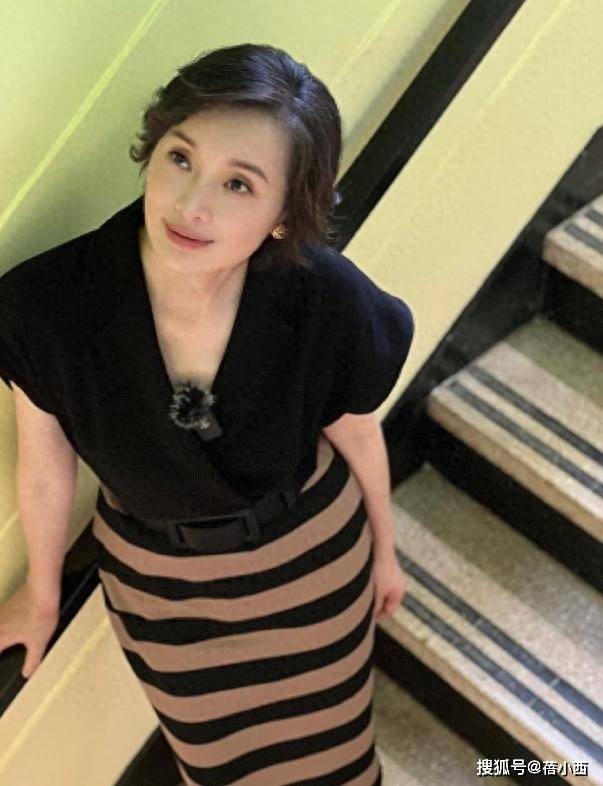 吴越新烫了微卷短发年轻18岁，一身优雅穿搭炸街，美得像换了个人