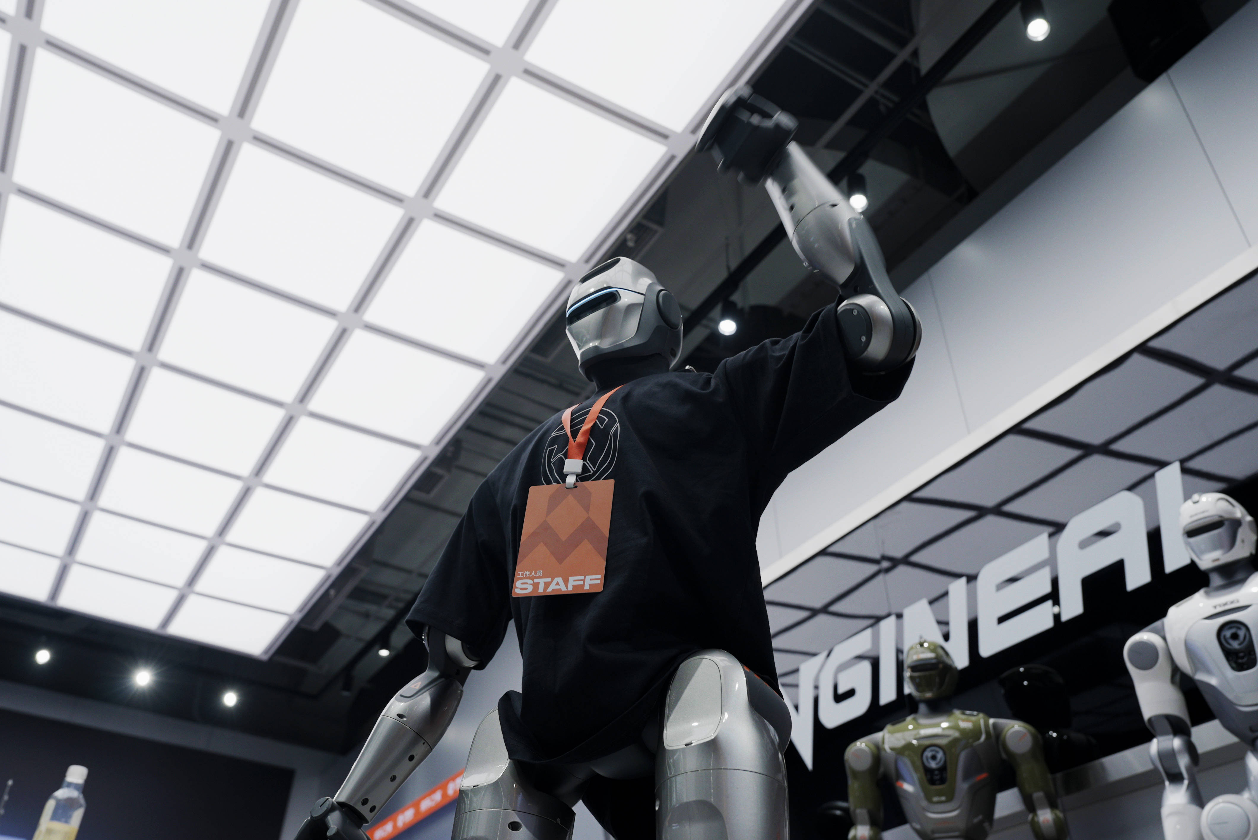 行业首搭固态动力电池！众擎T800人形机器人发布，18万元起售