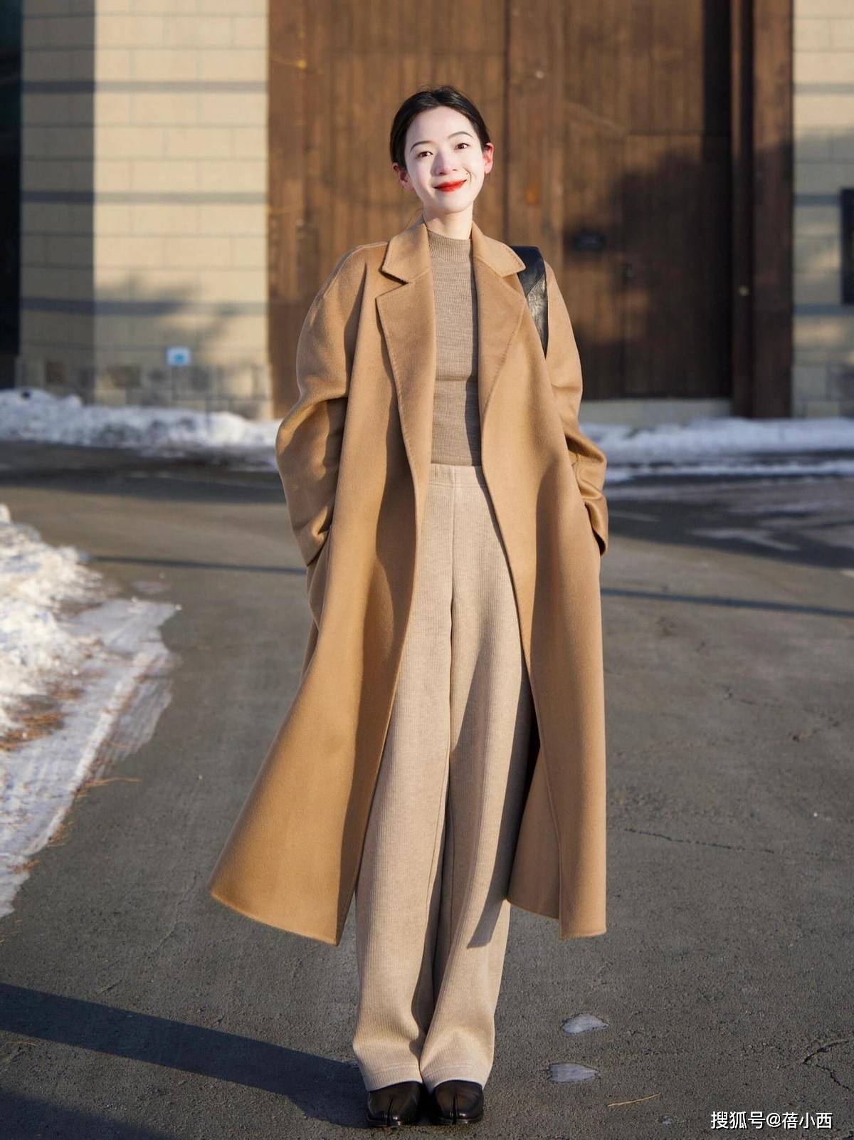 今冬最流行的“简约大衣”穿搭思路，时髦保暖两不误！太美了！