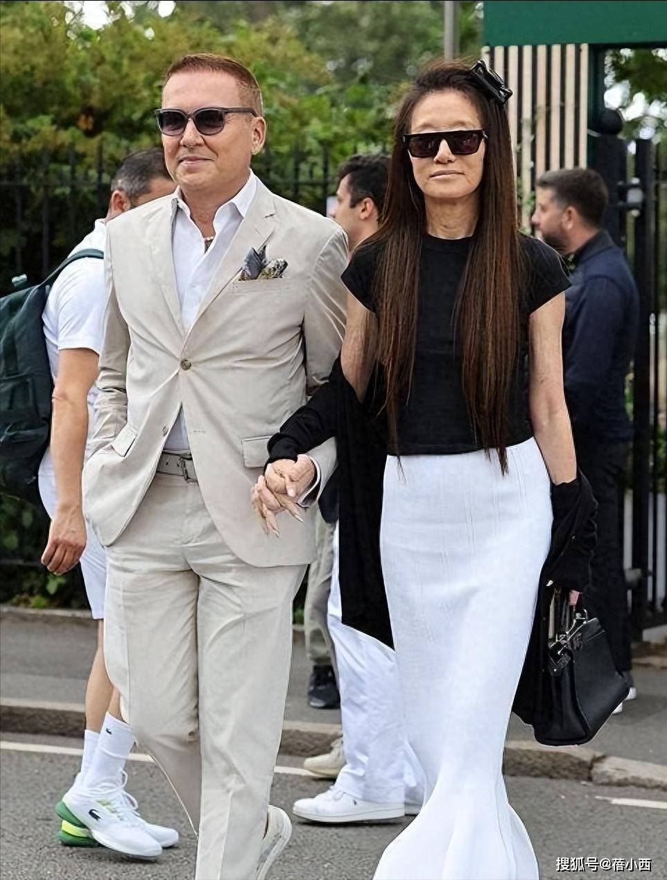 75岁王薇薇带新男友亮相，黑白穿搭水蛇腰抢眼，不生孩子太抗老