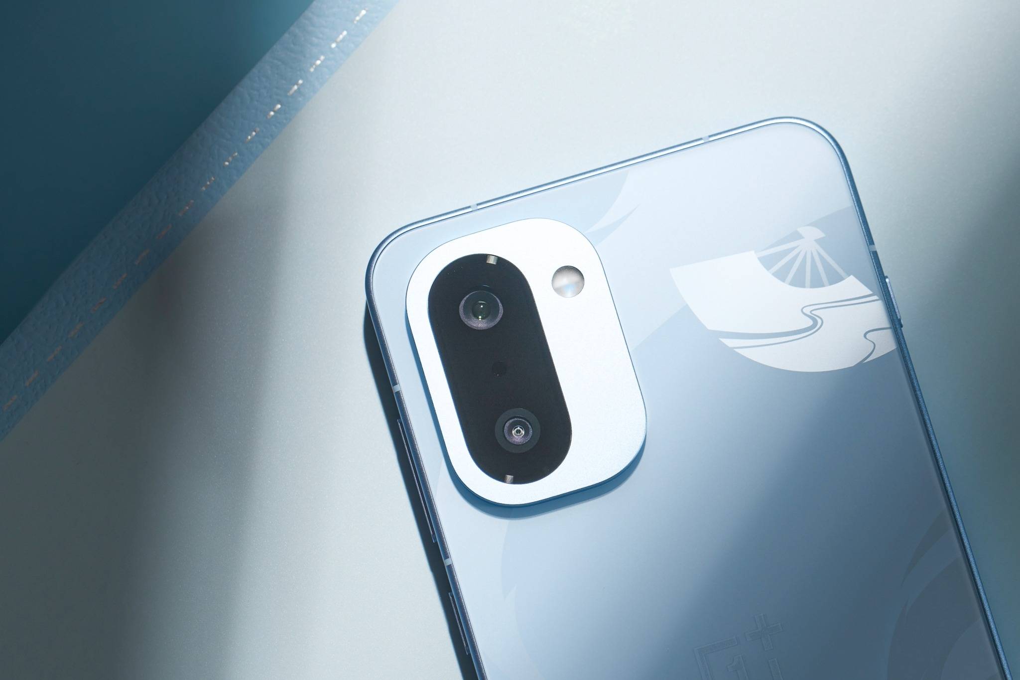 一加 Ace 6T原神神里绫华定制机上手：雪霁蓝机身与白鹭纹样的二次元浪漫