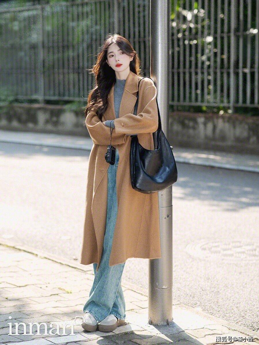 “秋叶黄大衣+阔腿裤”，谁穿谁好看，复古又高级！