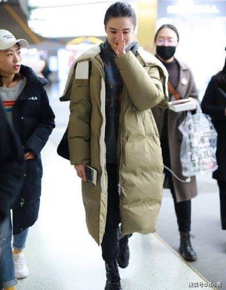 看“宋佳”的穿搭，我悟了：羽绒服不配半身裙、高跟鞋，才更高级