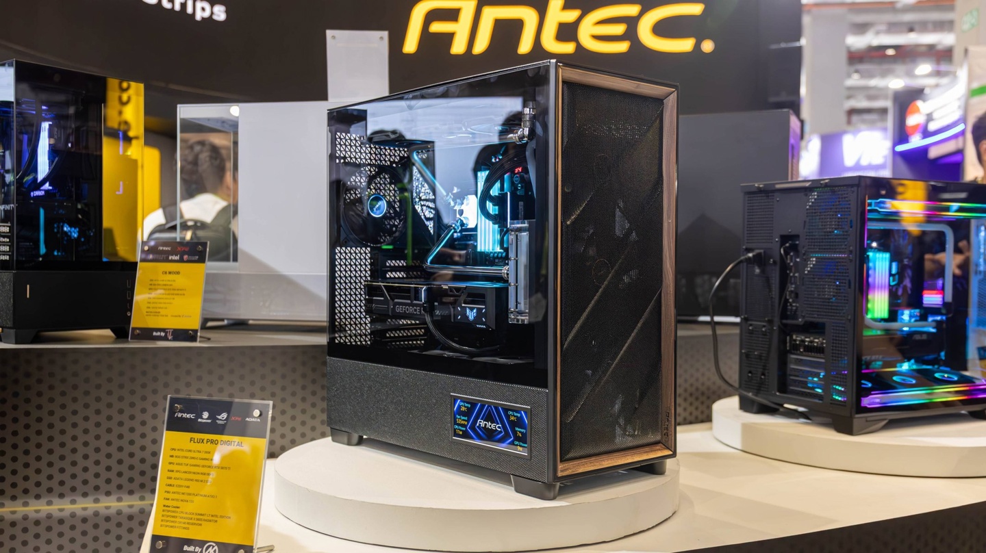 提供屏显选择，安钛克展示 FLUX PRO DIGITAL、C9 DIGITAL 机箱